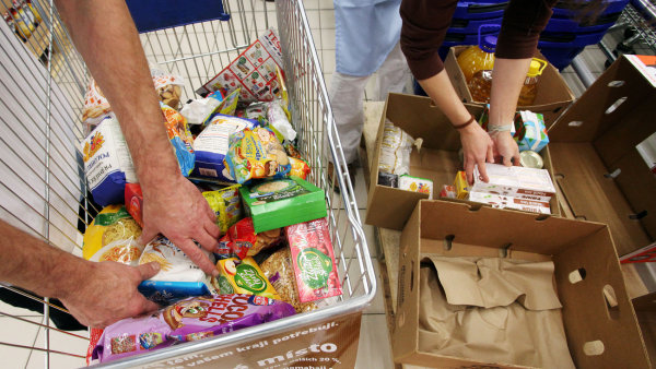 Tesco vybralo 2,8 milionu korun na potravinové banky.