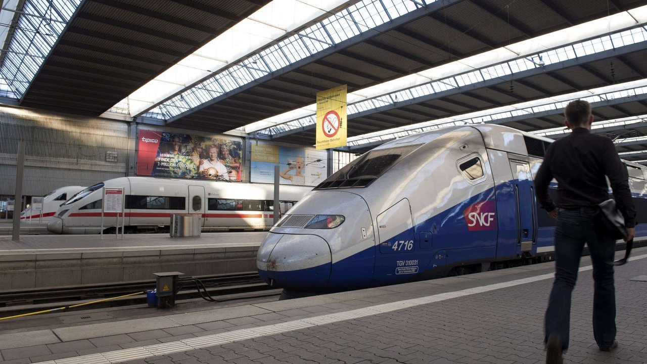 Vlaky z dlen Siemensu a Alstomu vedle sebe na ndra v Mnichov