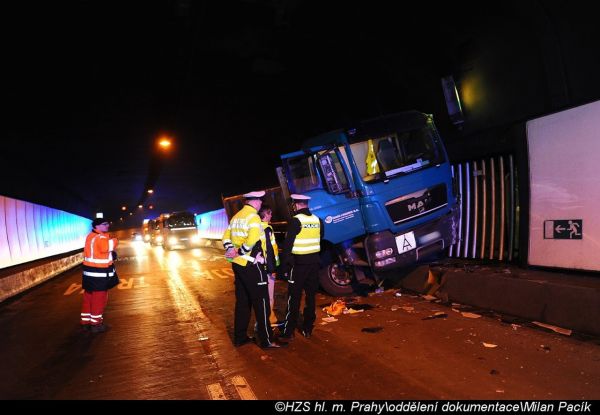 Nehoda n&aacute;kladn&iacute;ho auta a dod&aacute;vky uzav�ela r&aacute;no 24. b�ezna 2018 Strahovsk&yacute; tunel