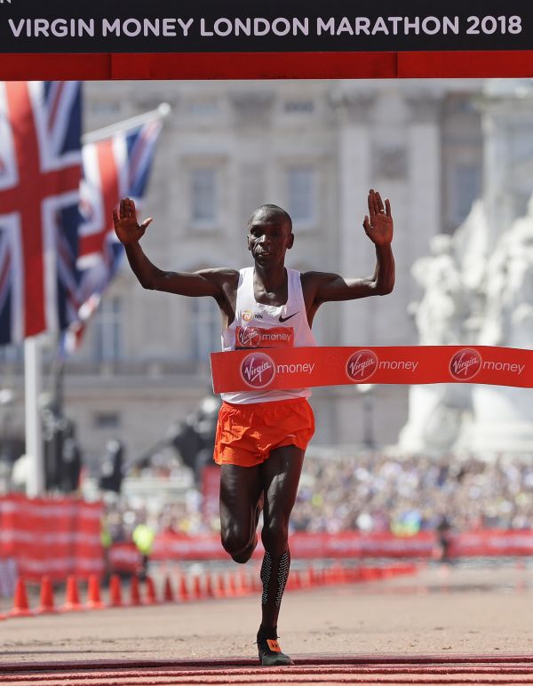 Olympijsk&yacute; &scaron;ampion Kipchoge pot�et&iacute; ovl&aacute;dl Lond&yacute;nsk&yacute; maraton