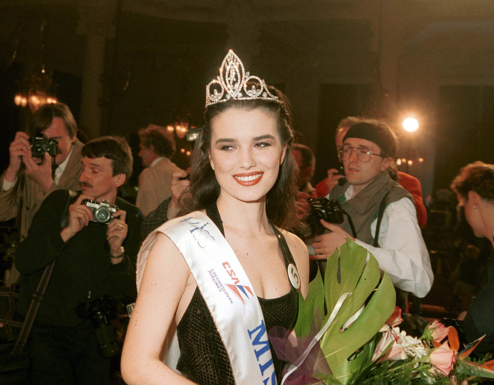 1993 - Silvia Lakatošová. Podnikatelka, která organizuje soutěž Miss Universe Slovenské republiky.