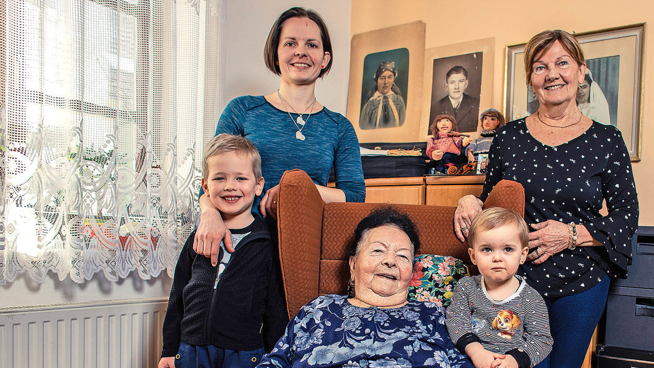 tpnka Petkov sdcerou Helenou Bekovou (vpravo), vnukou Helenou Slavkovou apravnouaty.