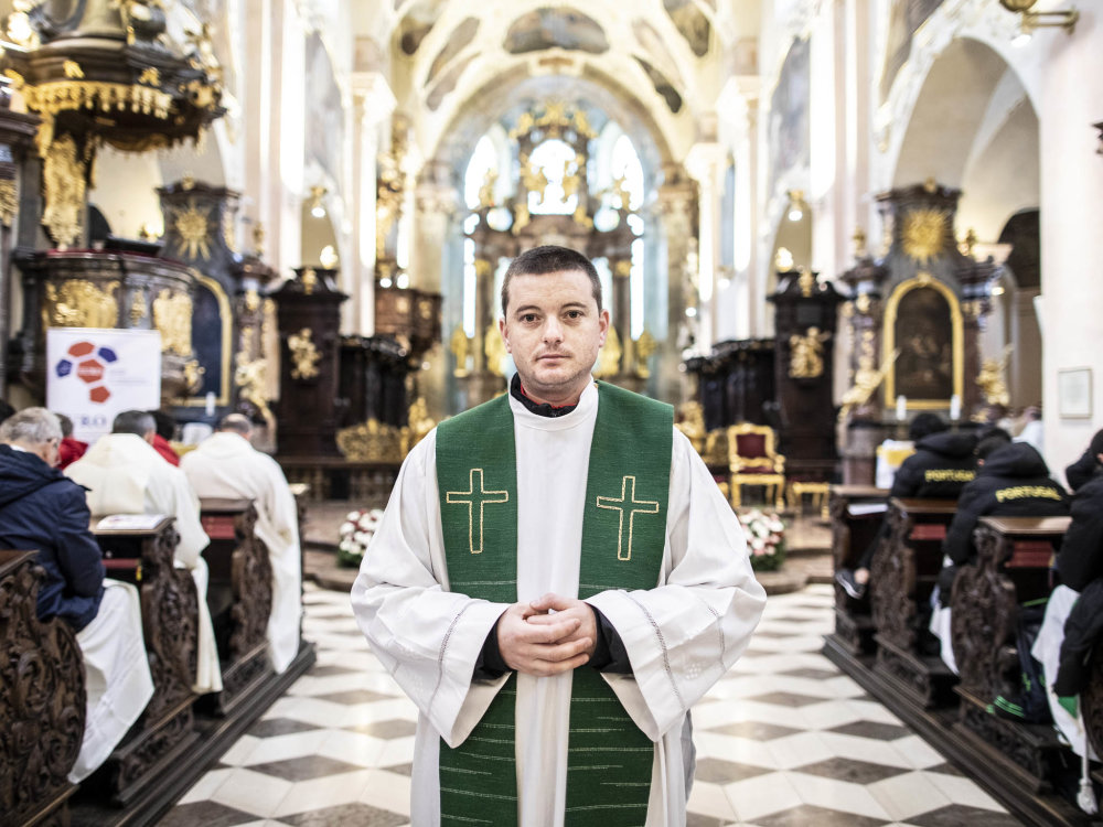 Rumunský kněz István Baraszuly hrál šestkrát za Maďarsko, nyní podruhé za Rumunsko.