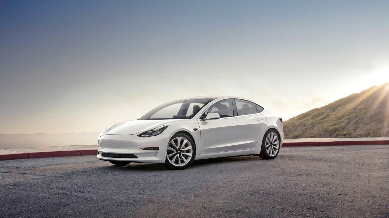 Tesla Model 3 je zatím nejlevnìjším elektromobilem znaèky. V základním provedení stojí zhruba polovinu toho co doposud nejlevnìjší Model S 75, tedy asi 35 tisíc USD.