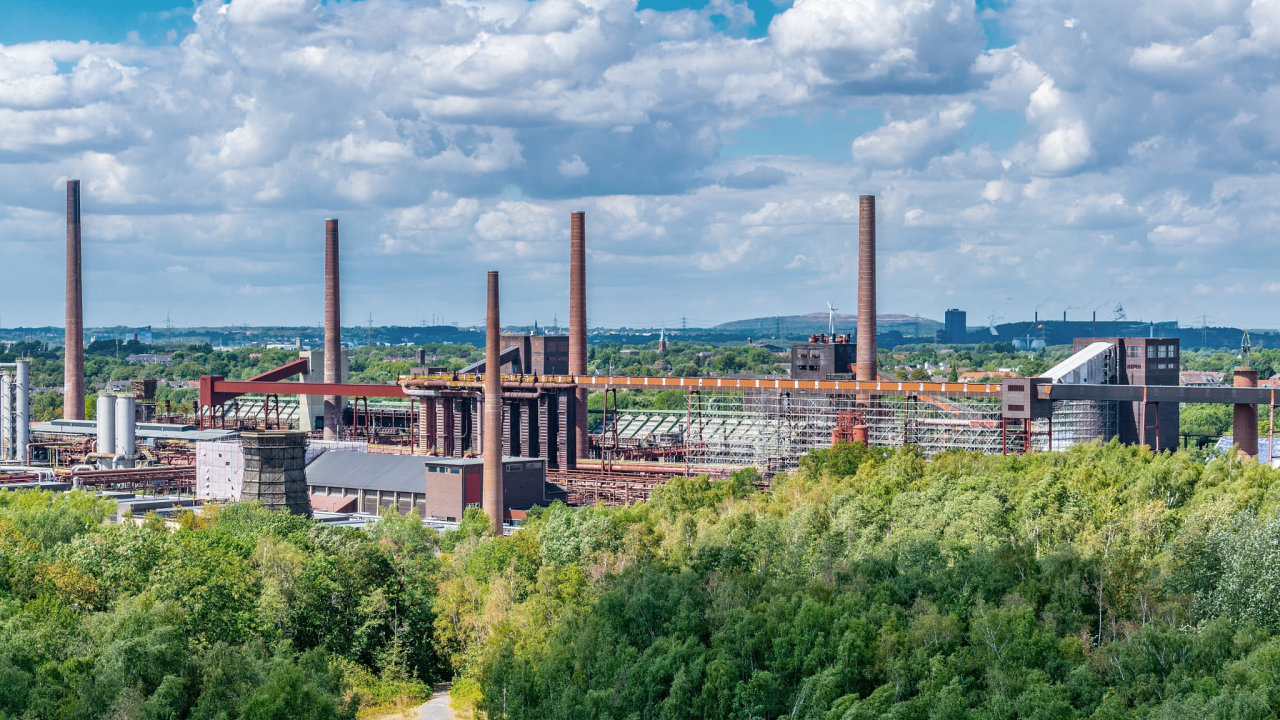 Letecký pohled na průmyslový komplex Zollverein v německém Essenu.