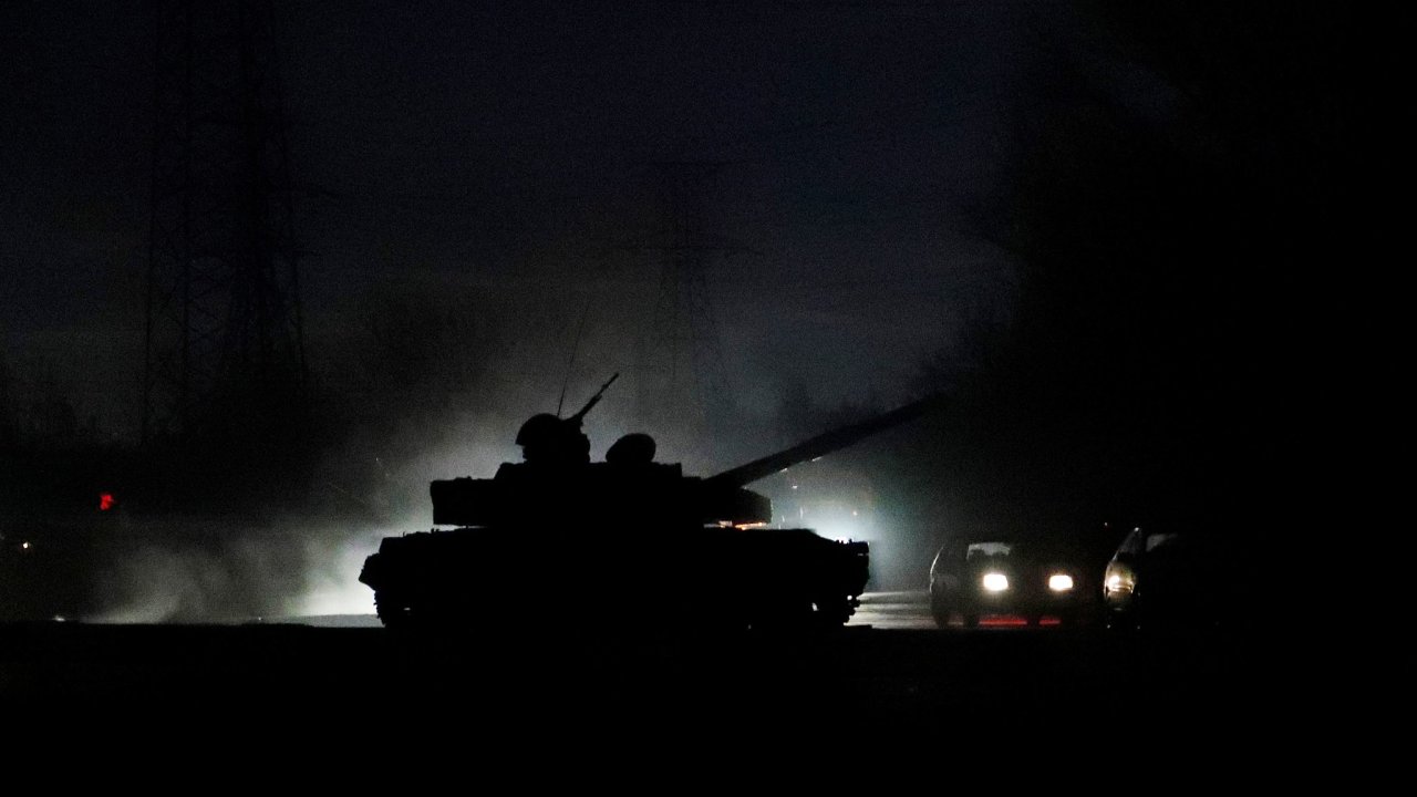 Rusk vojensk mise dorazila do Doncku. Tanky a armdn vozidla projdj jeho ulicemi.