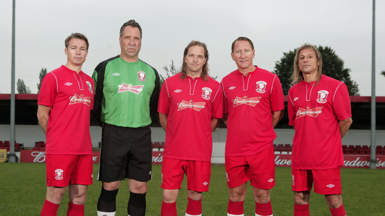 Posily FC Wembley (zleva): Caniggia, manaer Ian Bates, Parlour, Seaman, Le Saux.