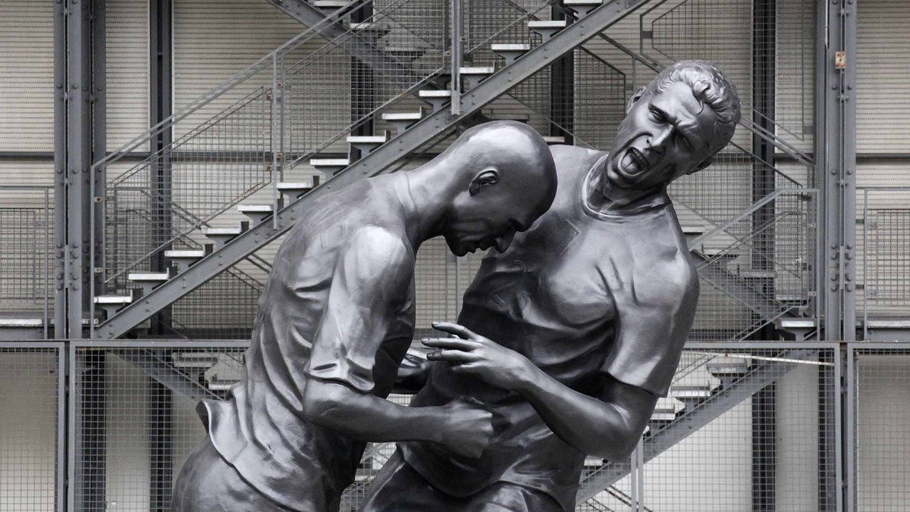 Zindine Zidane m sochu v Pai.