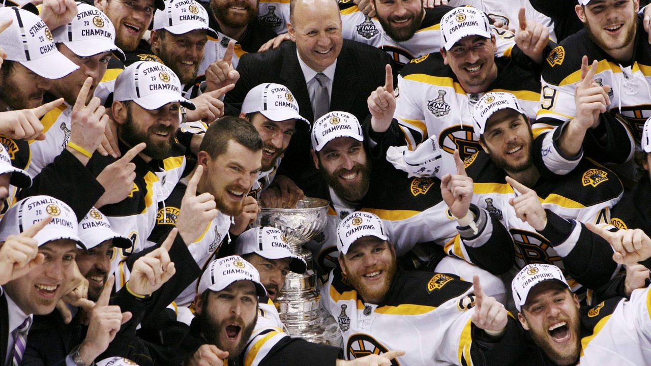 Hokejist Bostonu Bruins se raduj ze zisku Stanley Cupu