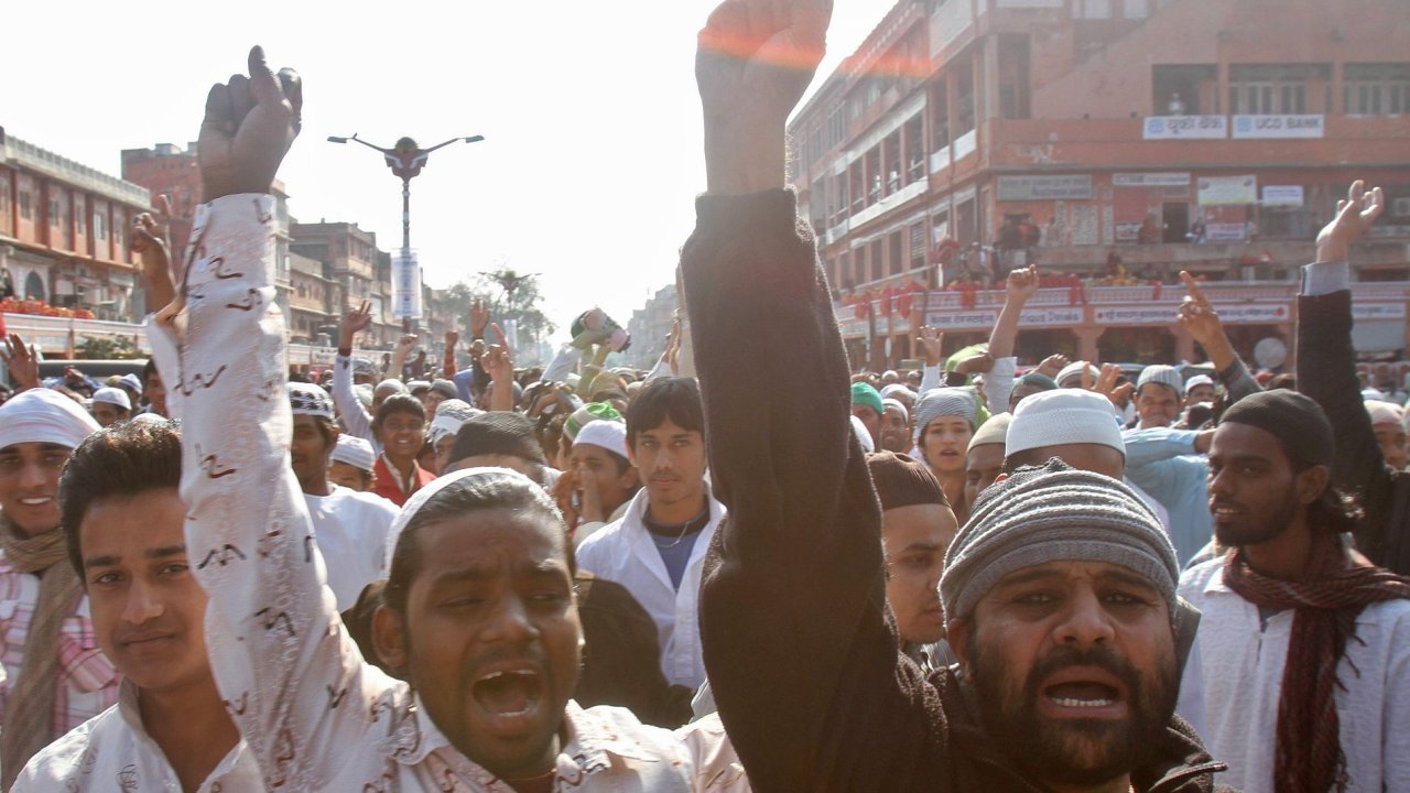 Indit muslimov v ptek protestovali proti pjezdu Rushdieho.