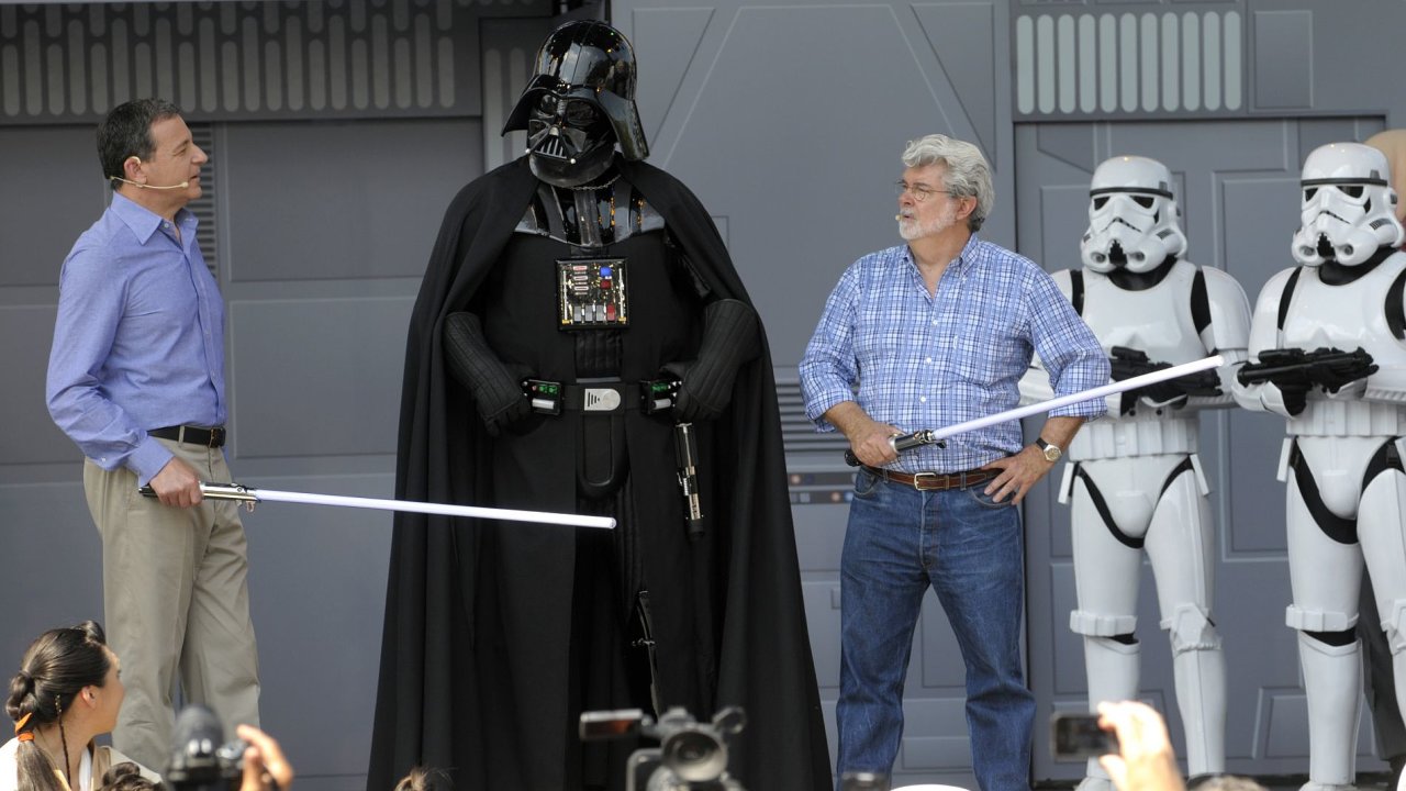 George Lucas se slavnmi symboly Hvzdnch vlek