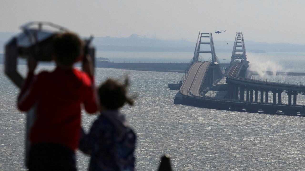 Lidé sledují hoøící Kerèský most spojující Rusko s Krymským poloostrovem.