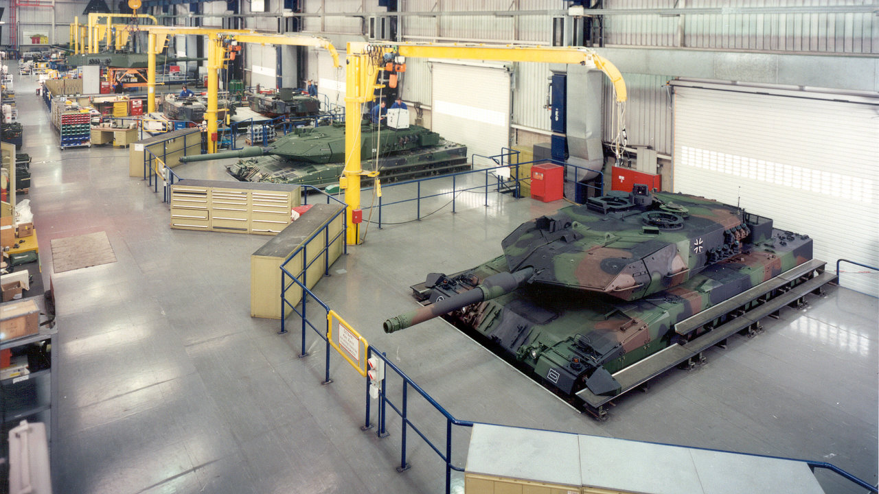 Tanky Leopard ve vrobn hale mnichovsk firmy KMW
