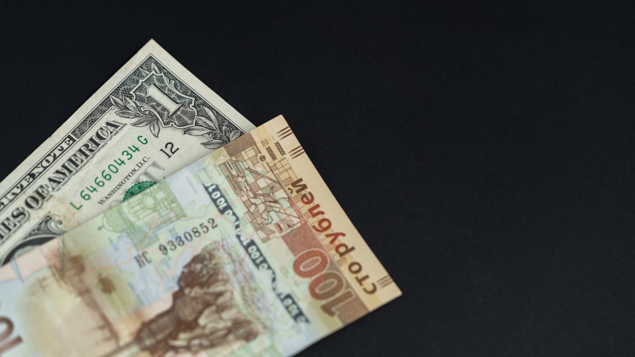 V pondl oslabil rubl za psychologicky dleitou hranici 100 rubl za dolar.
