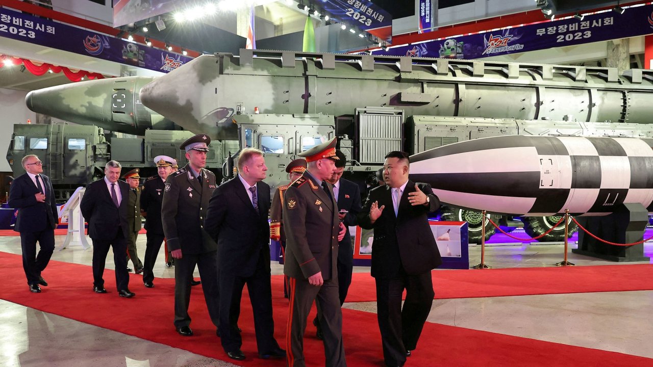 Severokorejský vùdce Kim Èong-un, ruský ministr obrany Sergej Šojgu, návštìva výstavu ozbrojené techniky u pøíležitosti 70. výroèí uzavøení pøímìøí
