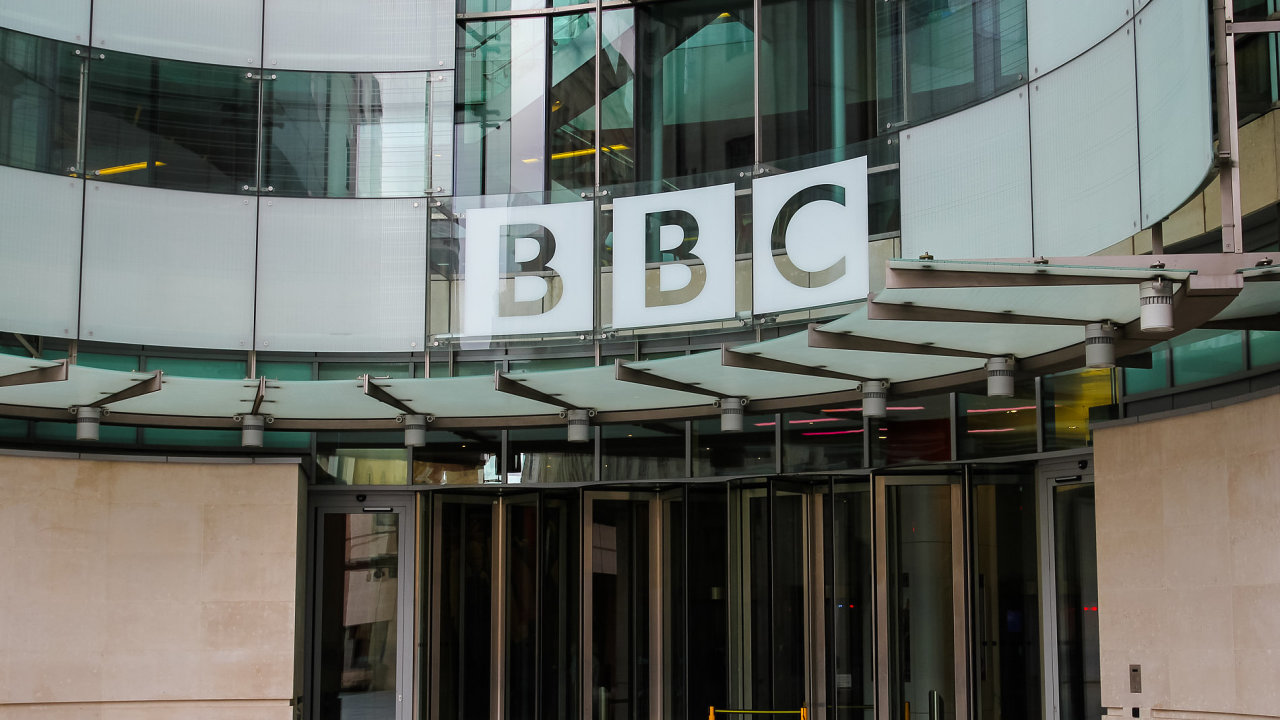 Britsk televizn a rozhlasov stanice BBC chyst propoutn.
