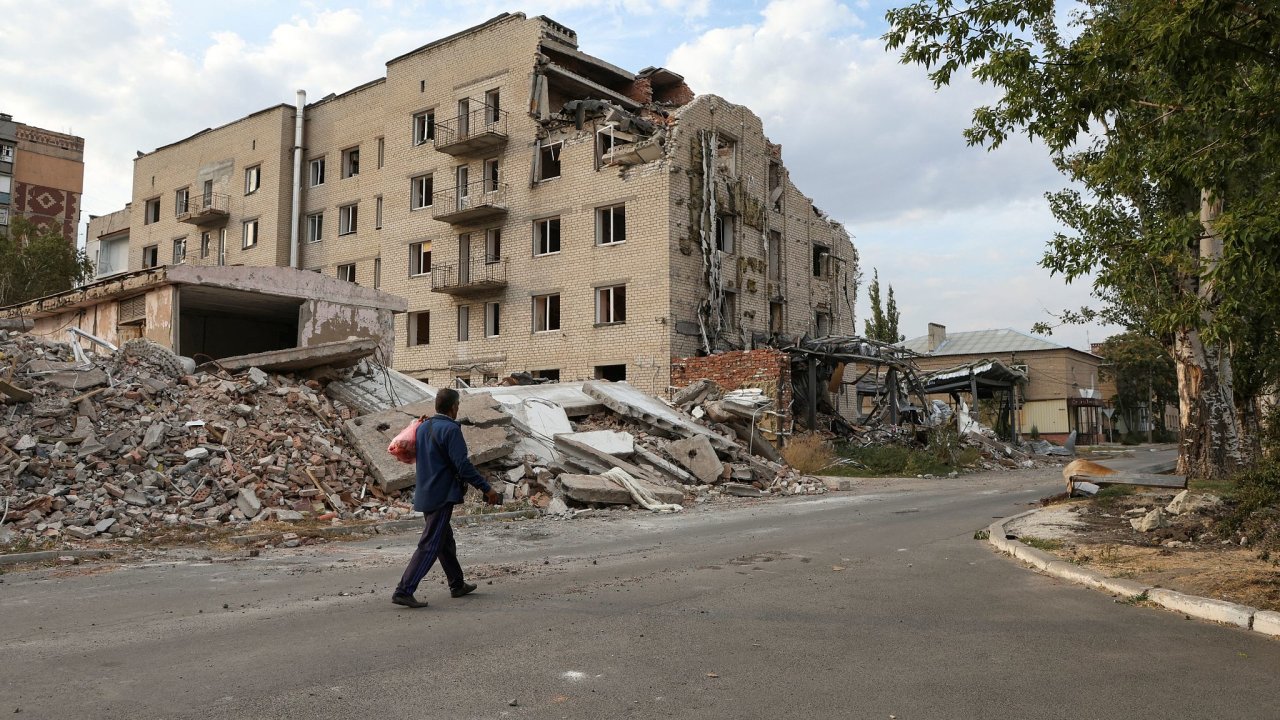 lo tomu zabrnit? Ped 100 lety vtina Evropy vila, e ano. Na snmku ukrajinsk msto Pokrovsk znien ruskm bombardovnm.