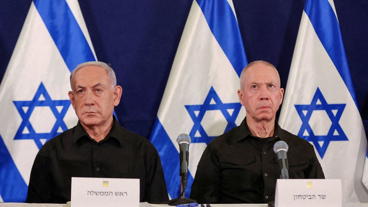 Izraelsk premir Benjamin Netanjahu a bval ministr obrany Joav Galant.