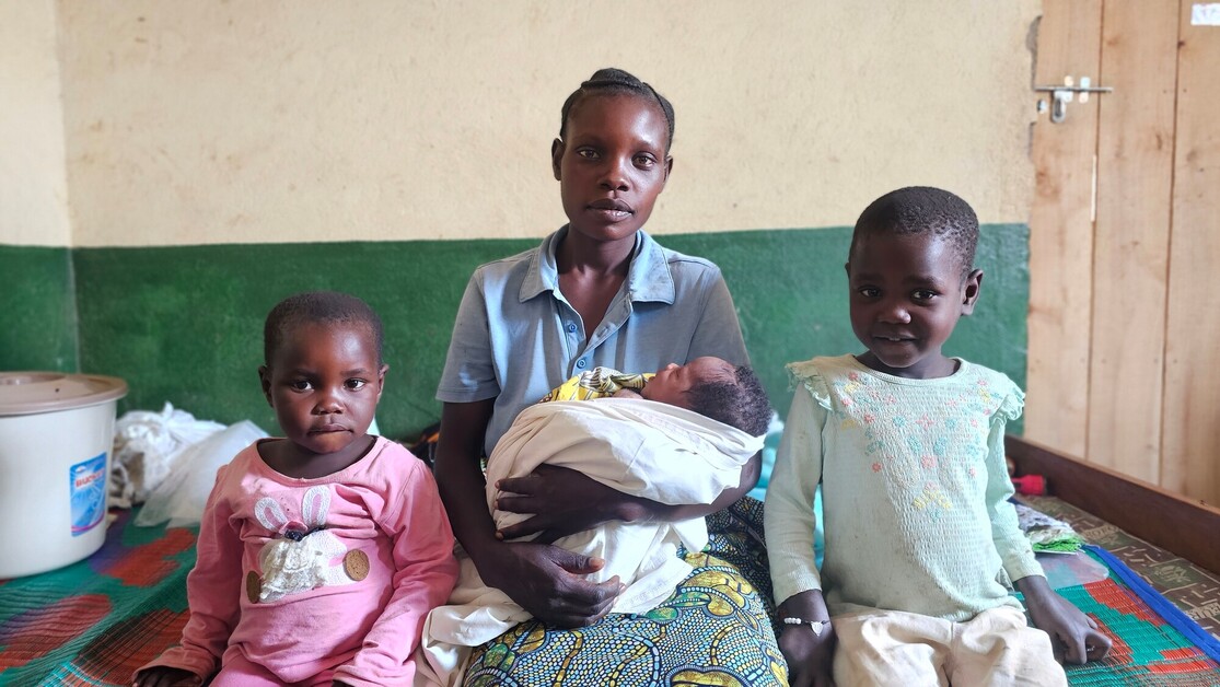 Matka Neema se svou novorozenou dcerou a dvma starmi dcerami Florence a Nadine.