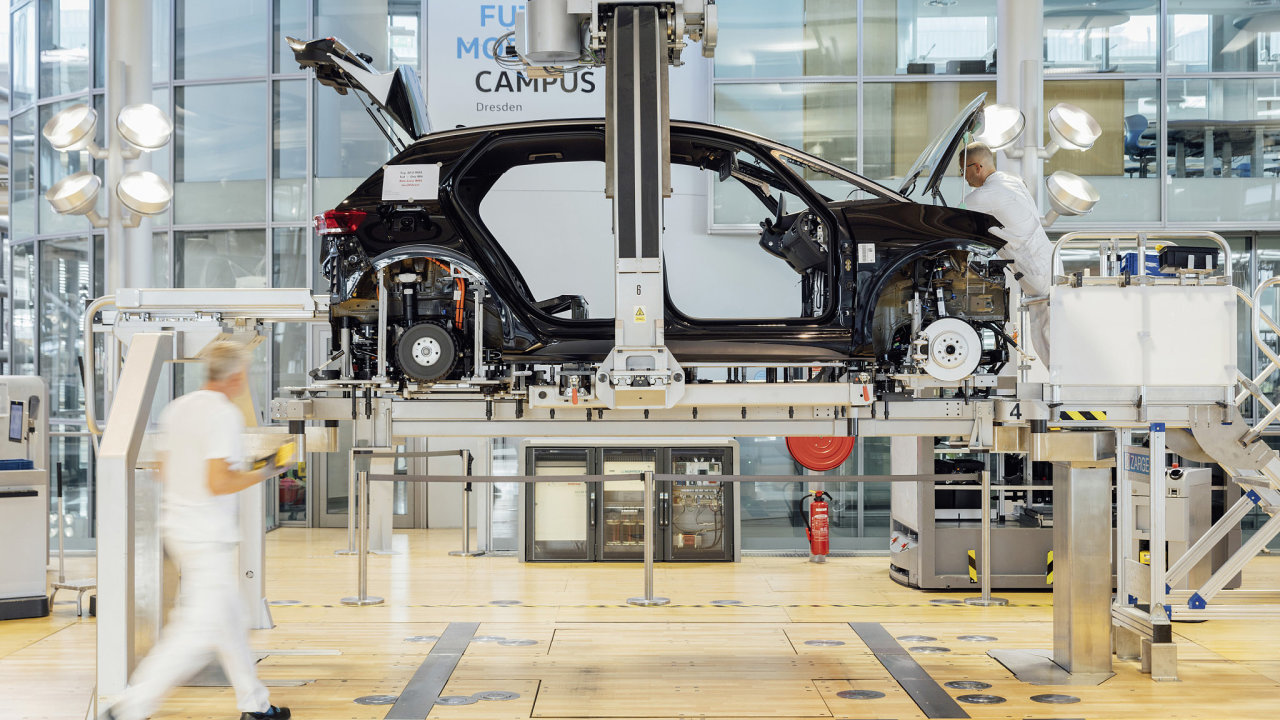 Jak nastartovat evropsk elektromobily. Nasnmku je ID.3, kter vyrb Volkswagen tak vtovrn vDranech.