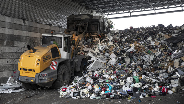 Na�jedn� hromad�. Ka�d� den do�Enviropolu p�ivezou n�kladn� auta kolem 150...