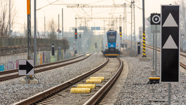 Bezpe�n�j��, dra���, slo�it�j��. ETCS m� n�kolik ��st�, s vlakem komunikuj�...