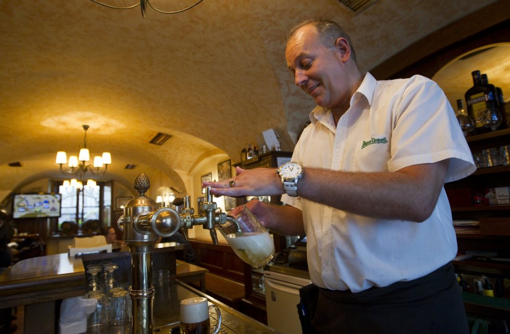 10. U Pinkasů (12 bodů) Jungmannovo nám. 15/16, Praha 1
Otevřeno: denně 10–23 h (pivnice), 11.30–24 h (bar, restaurace)
Jakub Pinkas už v roce 1843 věděl, že ta plzeň má něco do sebe. Přesně o 134 let později zval známý pražský kriminalista Komisař Ledvina (Rudolf Hrušínský) svého amerického kolegu detektiva Nicka Cartera (Michal Dočolomanský) k Pinkasům takto: A to jsme ještě nebyli u Pinkasů, tam je výčepní, ten to pivo úplně hejčká! (Adéla ještě nevečeřela).