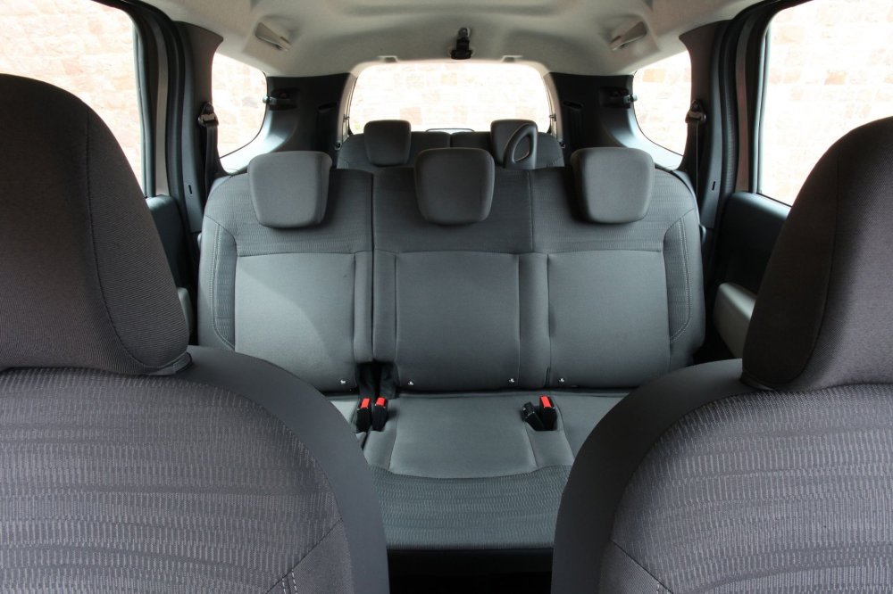 Dacia Lodgy Sedm míst se dá pořídit za příplatek. Jeho výše pro český trh zatím není určena.