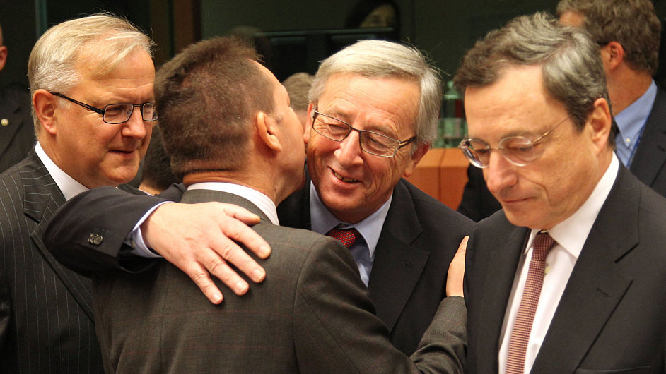 eck ministr financ Jannis Sturnaras se objm s fem Euroskupiny Jean-Claude Junckerem. Pihl eurokomisa Olli Rehn, vpravo f ECB Mario Draghi.