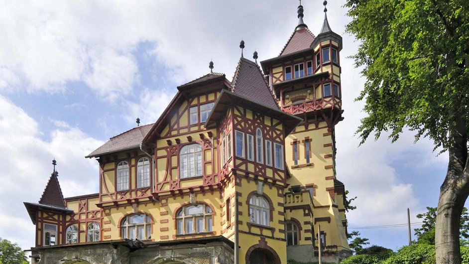 Hrdek - rozhledna na vrchu nad Varnsdorfem stoj u od roku 1904