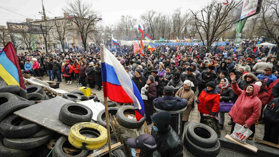 Proruští aktivisté na barikádách ve východoukrajinském Luhansku.