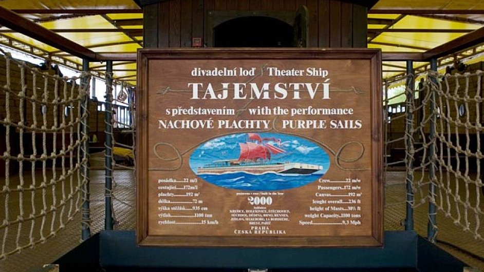 K lodi Tajemstv se d dojt za 11 minut od zastvky Divadlo.