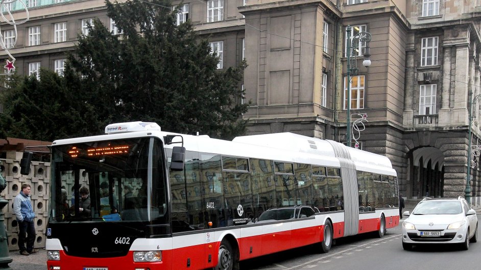 Mstsk autobus SOR NBH 18 s hybridnm pohonem, Praha