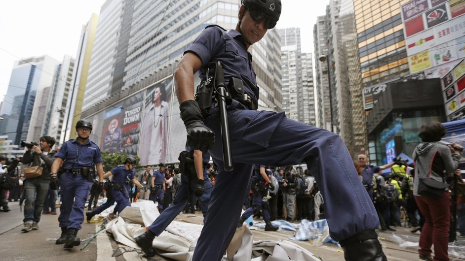 Policie rozhn posledn demonstranty v Hongkongu.