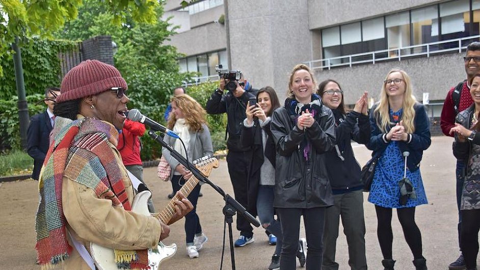 Nile Rodgers hrl na ulici v Londn.