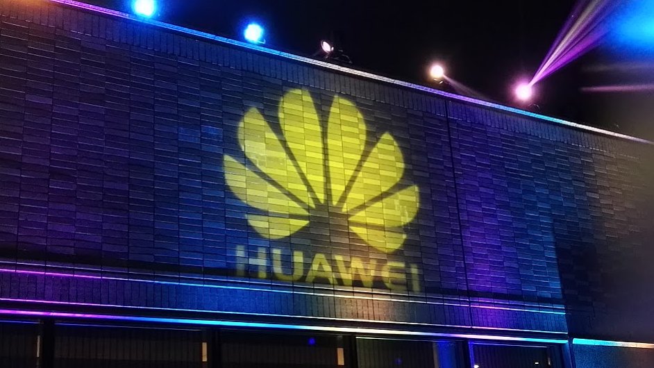 Logo Huawei na budov firemnho kampusu v en-enu