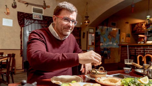 Hlad po propojen&eacute; budoucnosti. Orient&aacute;ln&iacute; ob�d s pr�kopn&iacute;kem internetu v �esku Pavlem Sodomkou