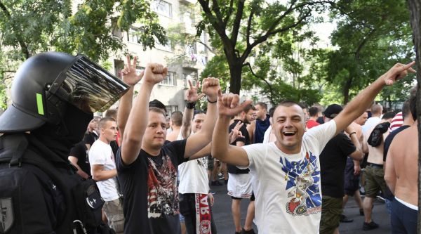 Stovky policist� v akci, &scaron;&iacute;len&iacute; Srb&scaron;t&iacute; fanou&scaron;ci ovl&aacute;dli Prahu. Na Spartu &scaron;li Letensk&yacute;m tunelem