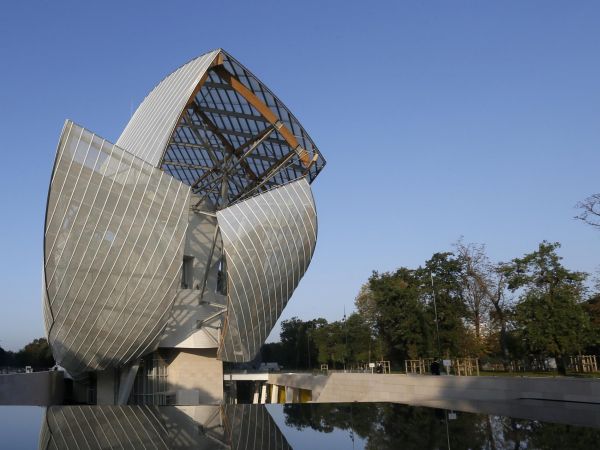 Tržby luxusních značek v Evropě rostou i díky zvyšujícímu se počtu turistů. Na snímku Nadace Louise Vuitona z dílny architekta Franka Gehryho v Paříži.