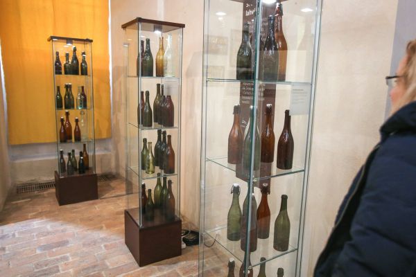 V&yacute;stava pivn&iacute;ch lahv&iacute; na z&aacute;mku v D��&iacute;n�