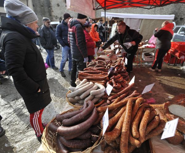 Kon�&iacute; dvoudenn&iacute; slavnosti moravsk&eacute;ho uzen&eacute;ho na hrad� Veve�&iacute;. Ve 14:30 vyj&iacute;m&aacute;n&iacute; tepl&eacute;ho uzen&eacute;ho z ud&iacute;rny s ve�ejnou ochutn&aacute;vkou