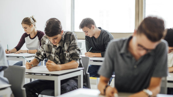 Test ve druháku může nahradit státní maturitu. Zkoušet se bude i AI nebo mediální gramotnost, plánuje ministerstvo