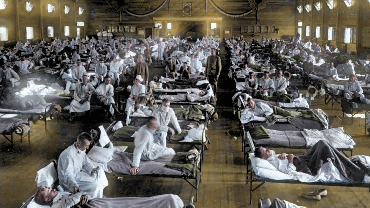 Virus španìlské chøipky se poprvé objevil v bøeznu 1918 ve výcvikovém táboøe Camp Funston v americkém Kansasu. Na snímku provizorní nemocnice vybudovaná v jednom z ubytovacích domù pro vojáky.