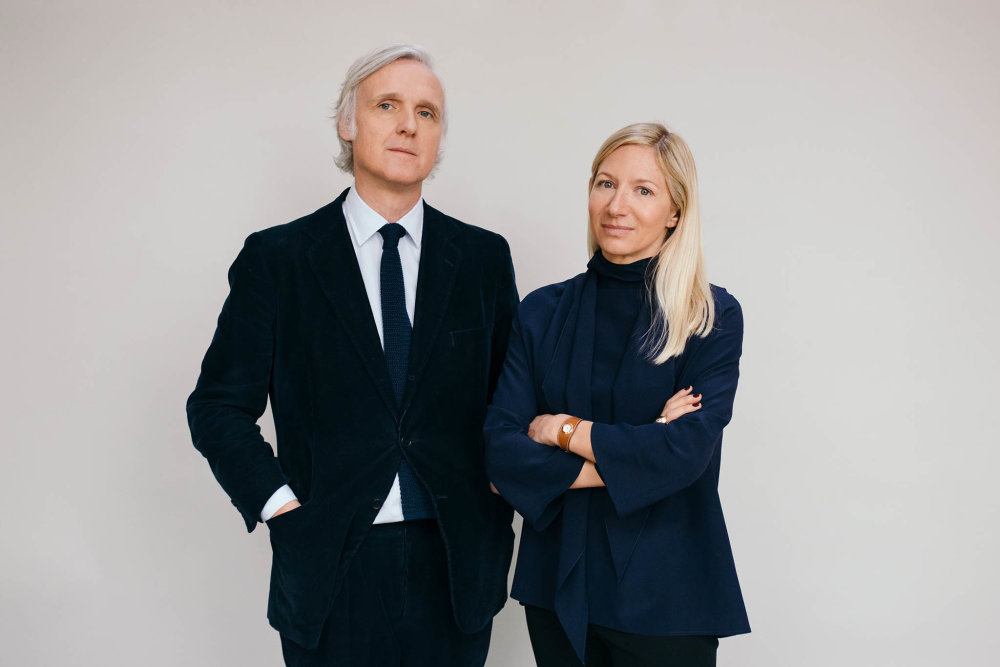 Architektka a kurátor umění a vydavatel knih. Charlotte Macaux Perelmanová a Alexis Fabry jsou uměleckými řediteli Hermès Home Universe.