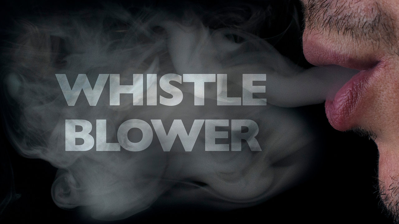 Český parlament evropskou směrnici o whistleblowerech zpřísnil. Je papežštější než papež.