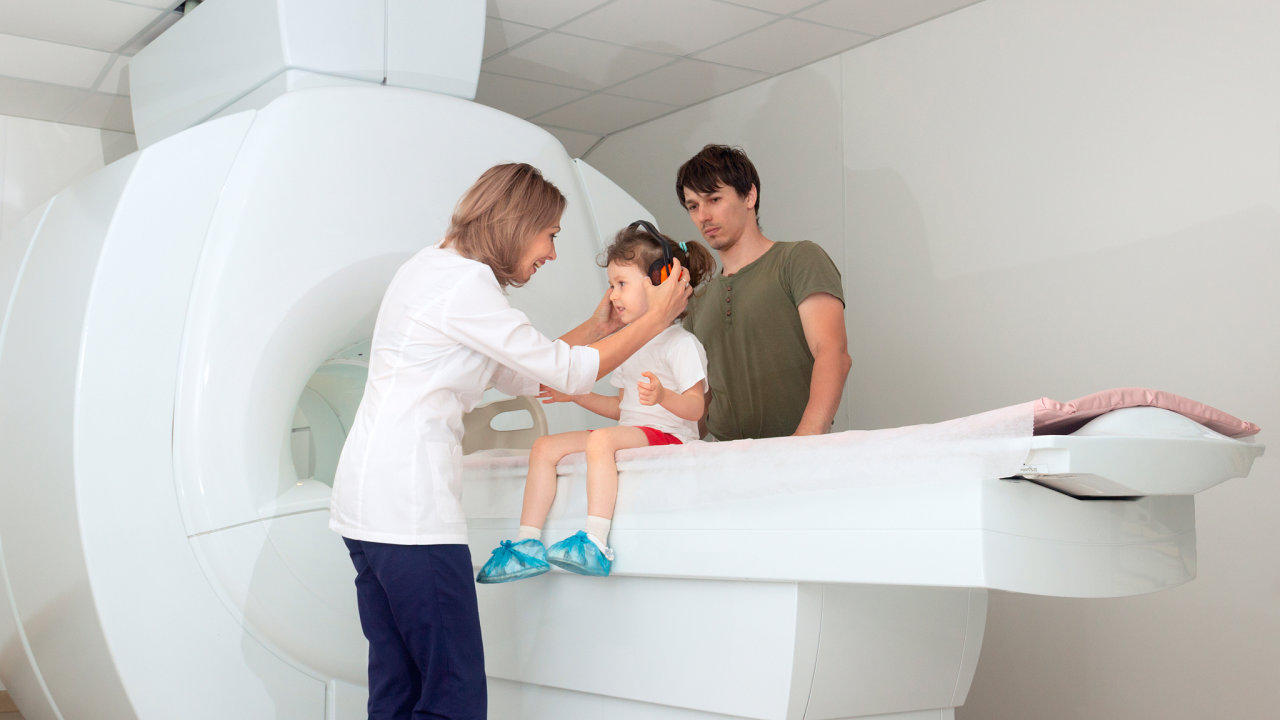 Pediatrick pstroje pro magnetickou rezonanci zohleduj mal rozmry dtte azrove limitovanou monost spoluprce. Sloitj diagnostika se mnohdy provd vcelkov anestezii.