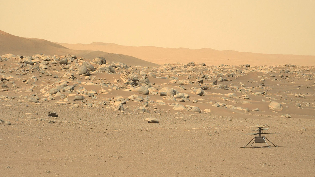 Vrtulník Ingenuity zkoumá povrch Marsu. Vysadilo ho tam průzkumné vozítko Perseverance.