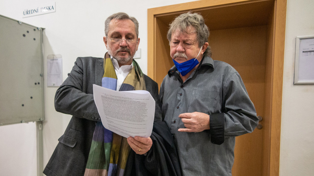 Luboš Vìžník (vpravo) se svým obhájcem Rostislavem Kováøem kontrolují dohodu o vinì a trestu, kterou pøed Okresním soudem v Tøebíèi uzavøeli se státním zástupcem.