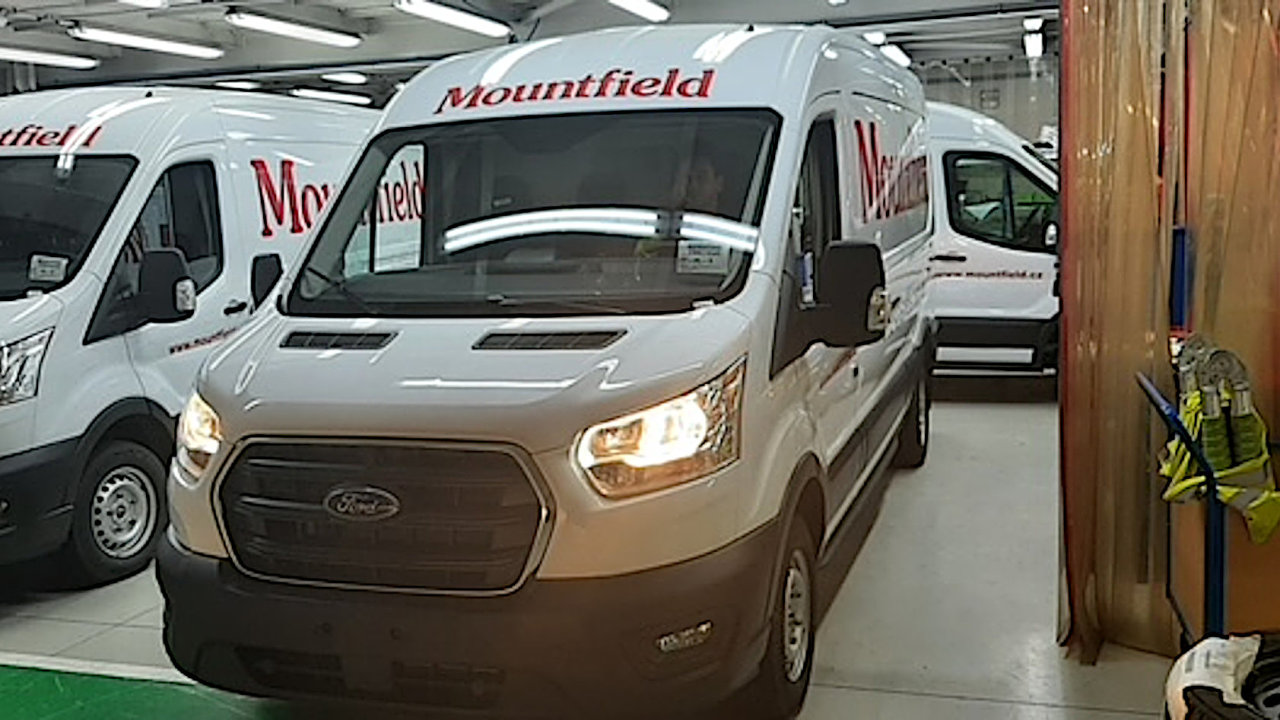 Vozidla Ford Transit upravená v kolínské poboèce Gefco èekají na expedici do Mountfieldu.