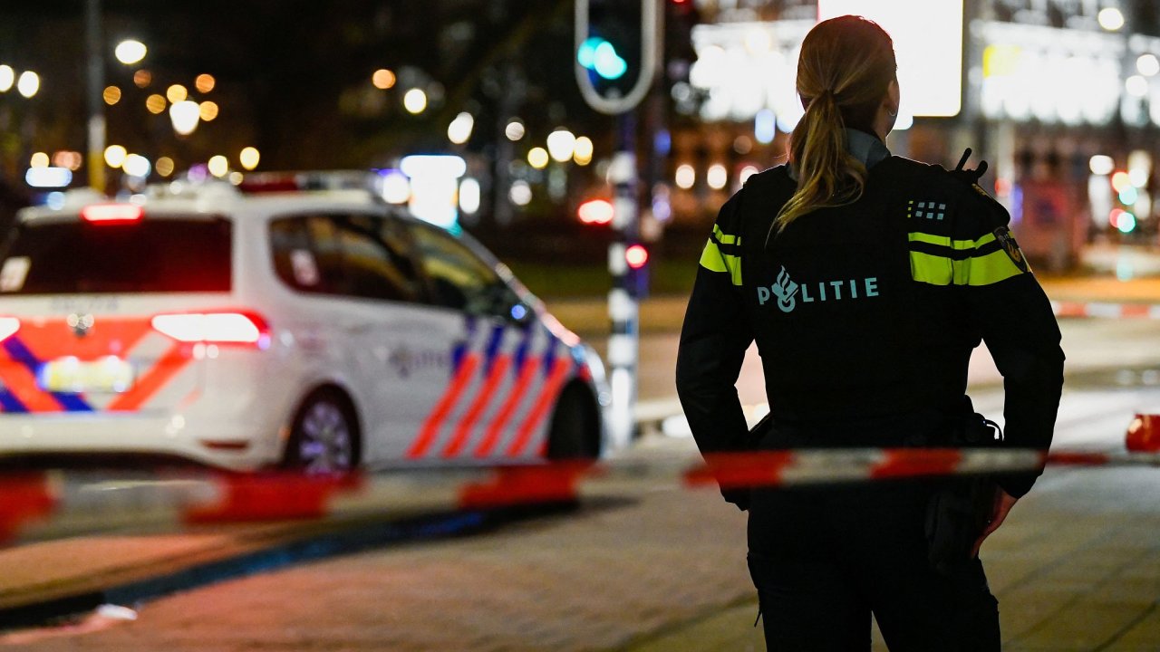 Nizozemsk policie hldkuje u msta, kde nosce drel v obchod nkolik rukojm.